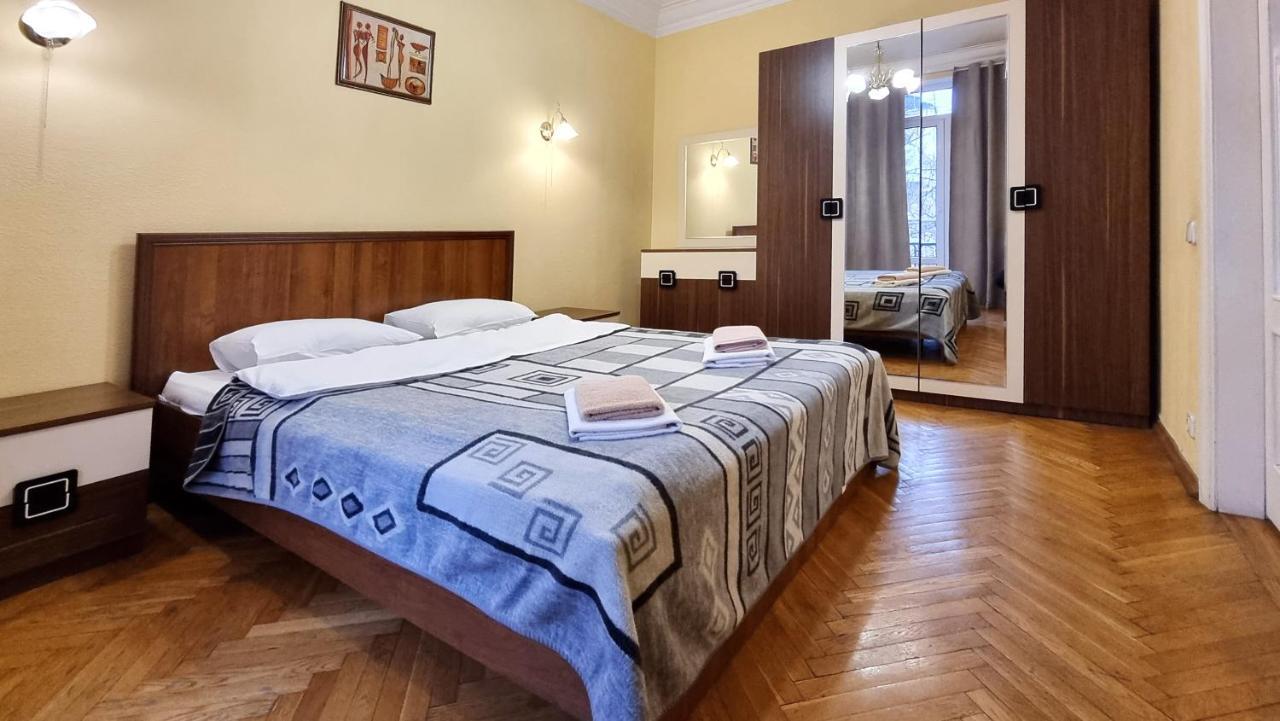 Home Hotel Apartments On Khreshchatyk Area Kyiv Exterior photo